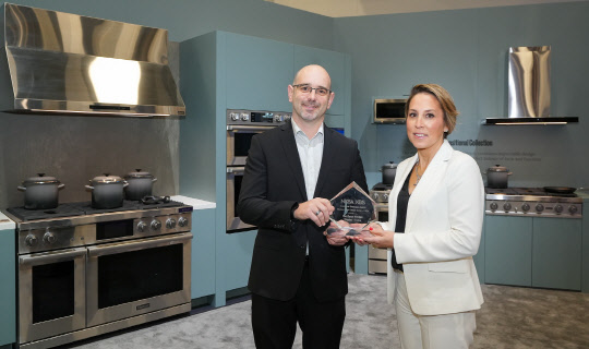 스캇 데이비스(왼쪽)·제럴딘 모리슨 데이코 마케팅 담당이 미국 주방욕실협회로부터 '2023 혁신 쇼룸상'을 받고 기념촬영을 하고 있다. 삼성전자 제공